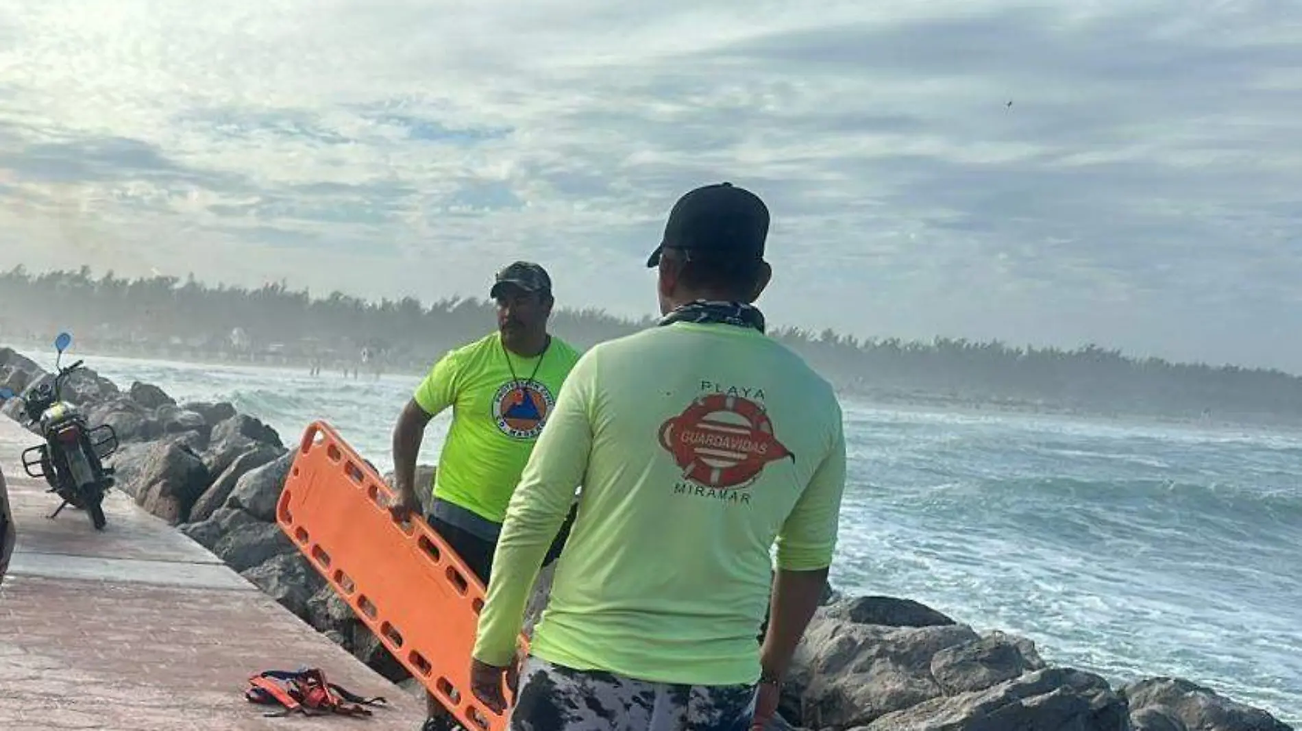 Surfistas salvan la vida de milagro tras ser rescatados en playa Miramar Protección Civil Tamaulipas (1)